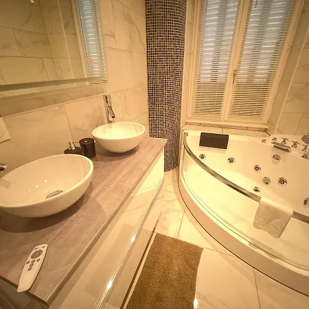Night And Jacuzzi Exterieur Balneotherapie Sauna Billard Wifi Apartman